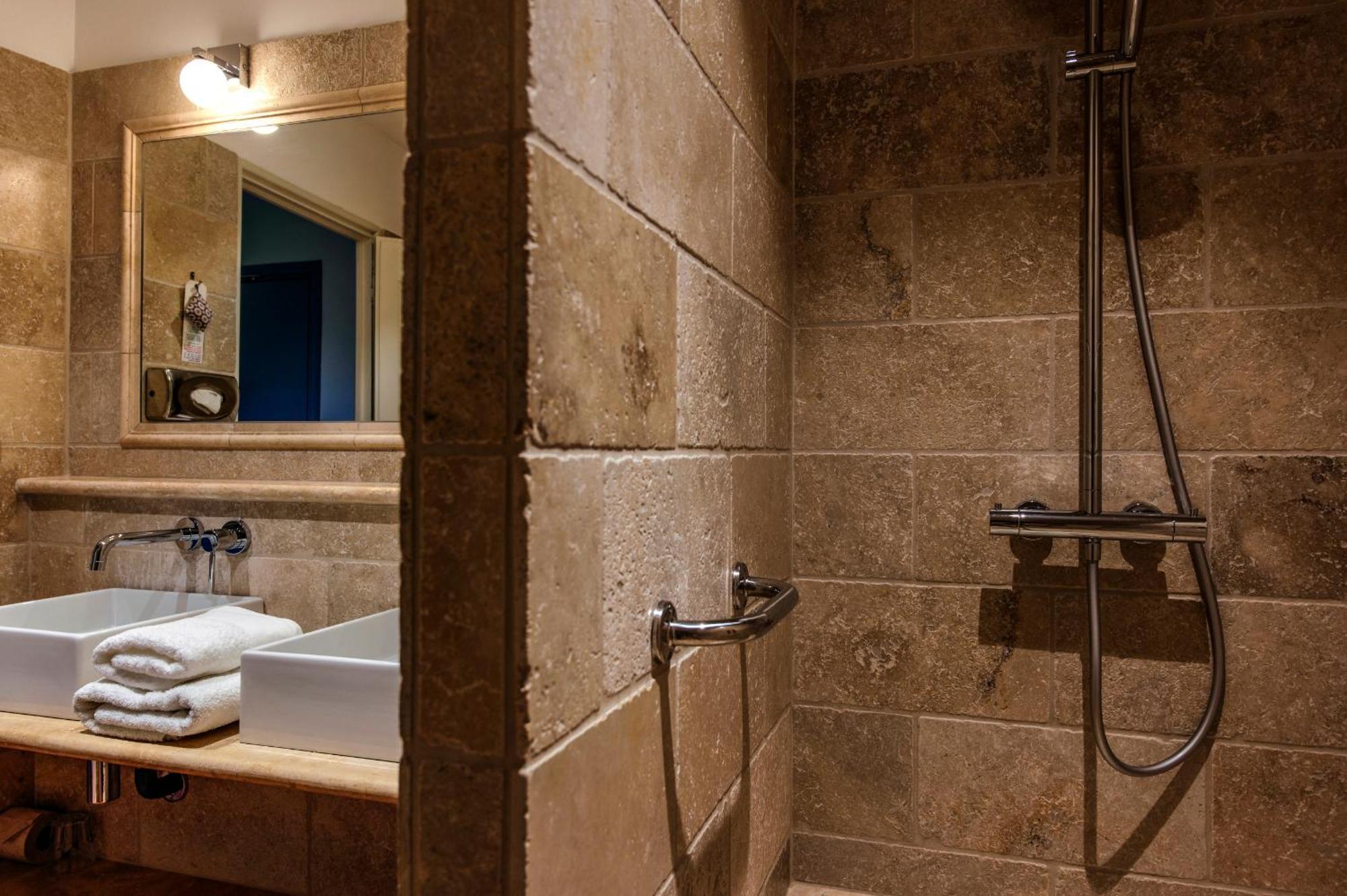 Charembeau Hotel Forcalquier Bagian luar foto