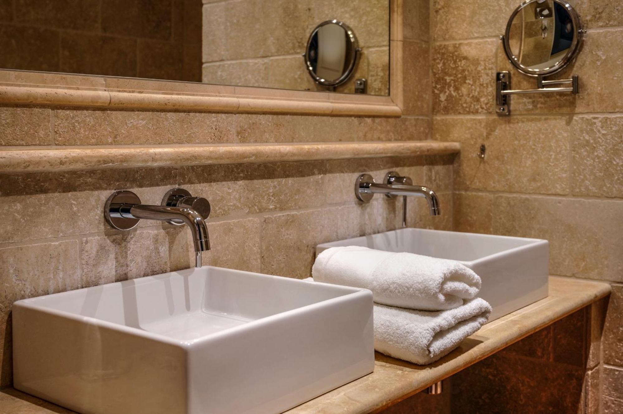 Charembeau Hotel Forcalquier Bagian luar foto