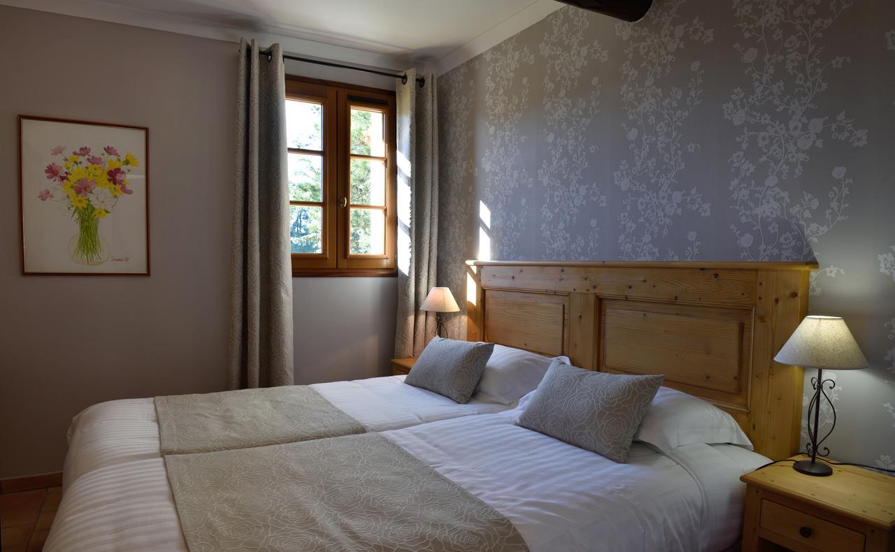 Charembeau Hotel Forcalquier Bagian luar foto
