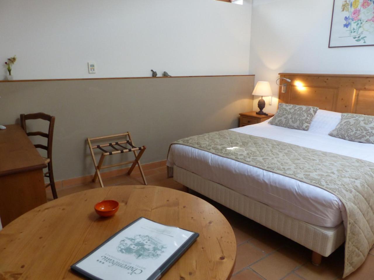 Charembeau Hotel Forcalquier Bagian luar foto