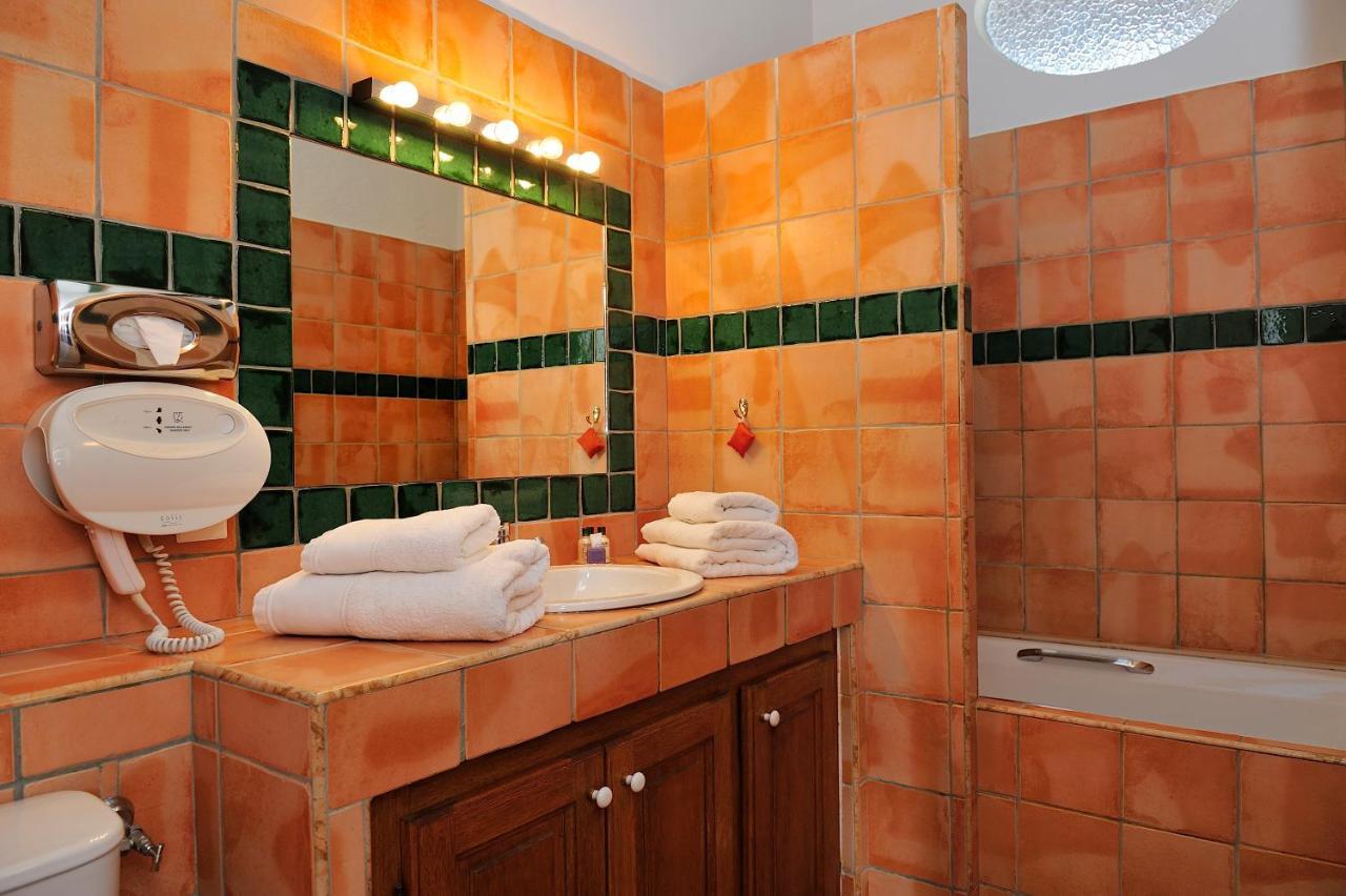 Charembeau Hotel Forcalquier Bagian luar foto