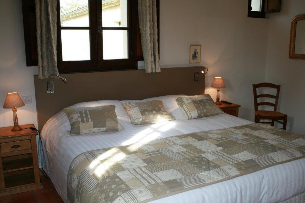 Charembeau Hotel Forcalquier Bagian luar foto