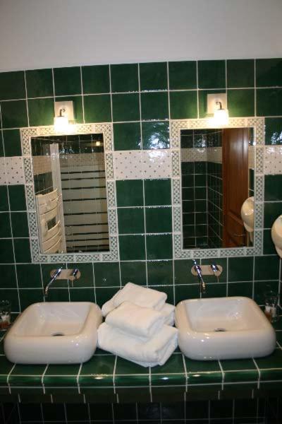 Charembeau Hotel Forcalquier Bagian luar foto